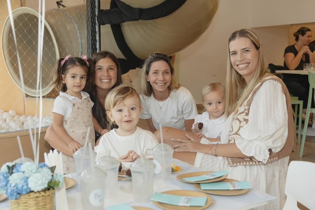 Niños y adultos comparten momentos de juego y alegría en la celebración de Beltrán