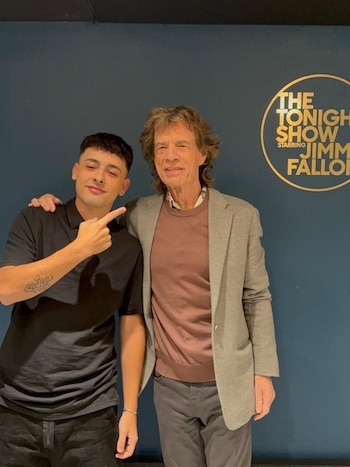 Trueno posó junto a Mick Jagger durante su paso por el show de Jimmy Fallon