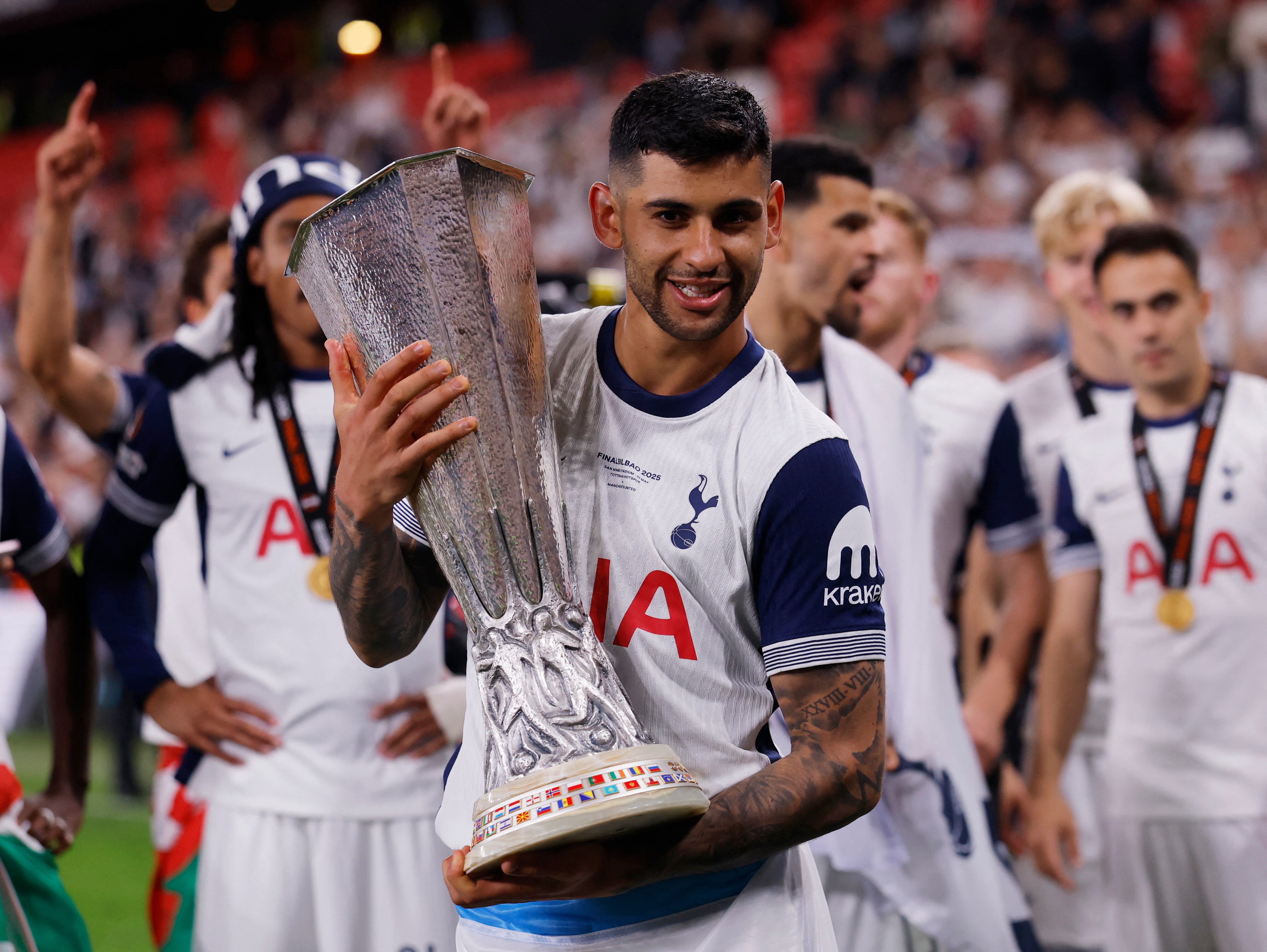 Cuti Romero fue clave para que el Tottenham corte su sequía de títulos al ganar la Europa League y será el primer capitán de los Spurs en la temporada 2025/26 (REUTERS/Andrew Couldridge)