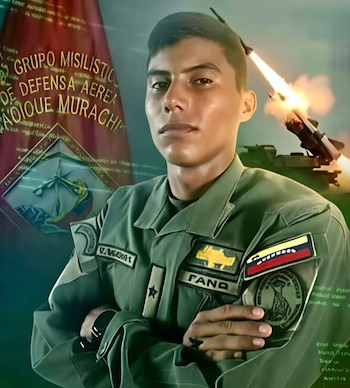 Hombre con uniforme militar de brazos cruzados frente a un estandarte y una ilustración de un vehículo que lanza un misil