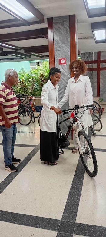 El Hospital General Dr. Juan Bruno Zayas Alfonso de Santiago de Cuba entregó bicicletas a trabajadores de la salud reconocidos por su desempeño. (Foto tomada del Hospital General Dr. Juan Bruno Zayas Alfonso)