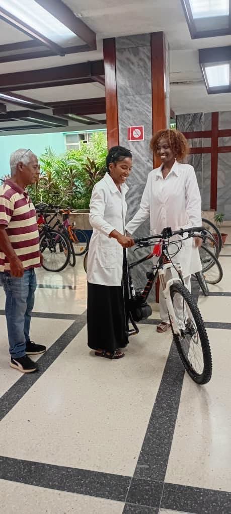 El Hospital General Dr. Juan Bruno Zayas Alfonso de Santiago de Cuba entregó bicicletas a trabajadores de la salud reconocidos por su desempeño. (Foto tomada del Hospital General Dr. Juan Bruno Zayas Alfonso)