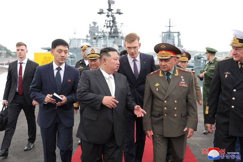 El líder norcoreano Kim Jong Un camina con el ministro de Defensa de Rusia, Sergei Shoigu, mientras visita Vladivostok, Rusia, el 16 de septiembre de 2023, publicado por la Agencia Central de Noticias de Corea el 17 de septiembre de 2023 (KCNA vía REUTERS)