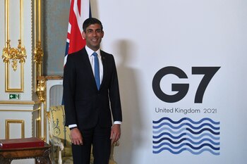 FOTO DE ARCHIVO: El ministro de Hacienda de Gran Bretaña, Rishi Sunak, posa durante una reunión de ministros de finanzas de las naciones del G7 en Lancaster House en Londres, Reino Unido, el 4 de junio de 2021. Daniel Leal-Olivas / Pool vía REUTERS