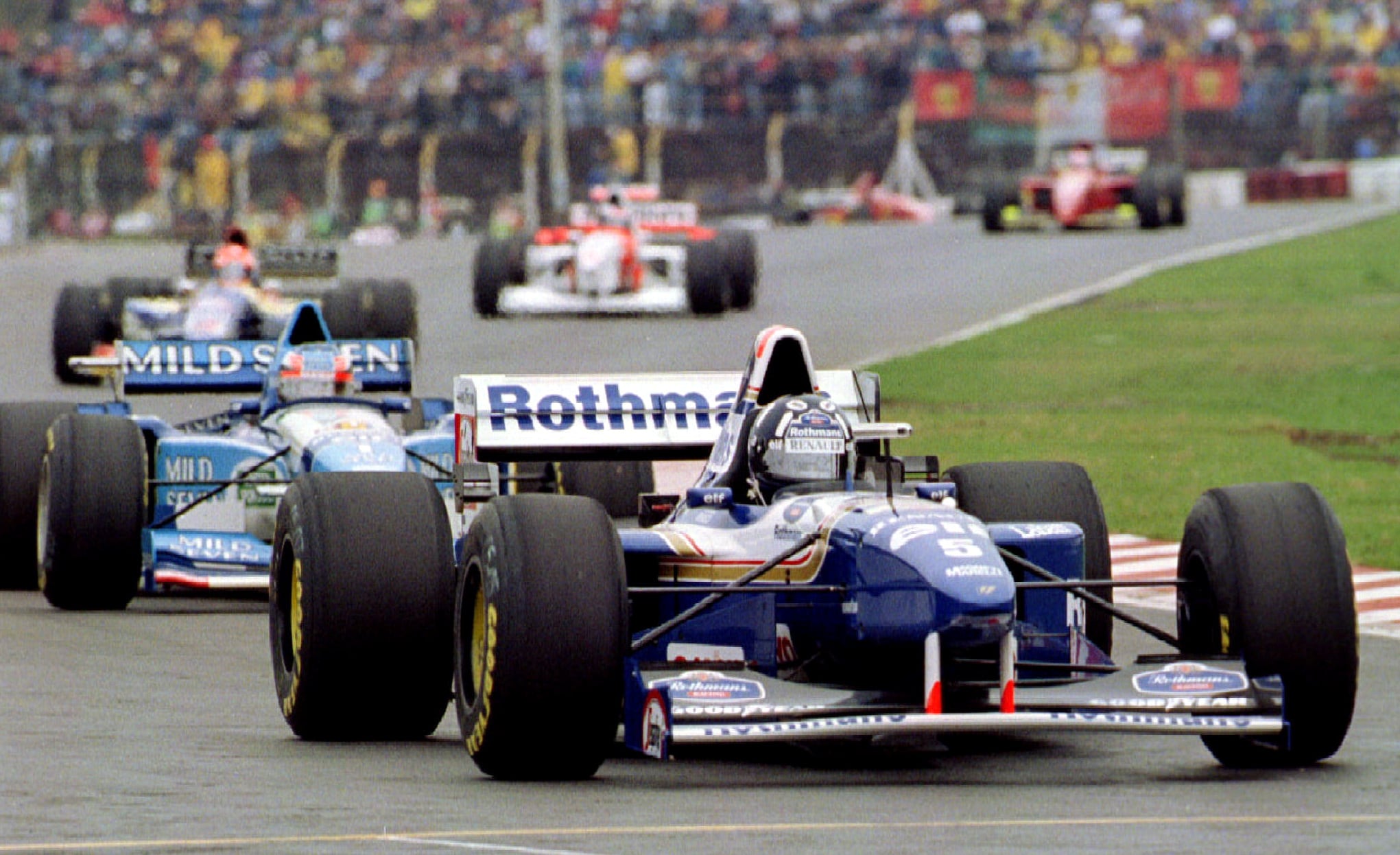 La vuelta en 1995. Damon Hill lidera el pelotón con el Williams en el ingreso a la recta principal. El inglés ganó ese año y en 1996. Lo sigue Michael Schumacher con su Benetton (REUTERS/Sergio Moraes/File Photo)