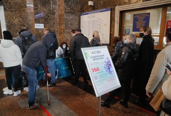 Varias personas esperan su turno