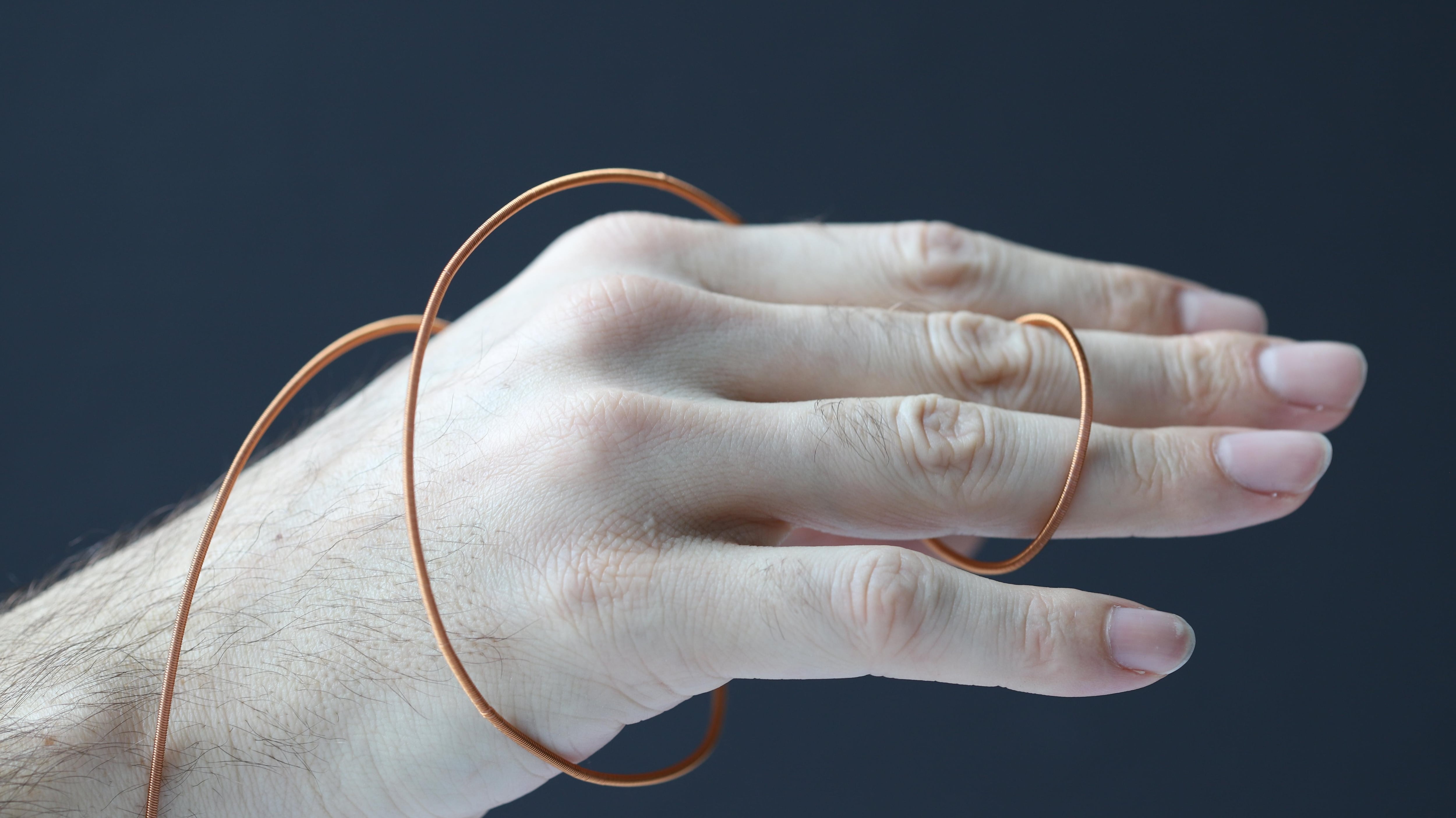 Los ingenieros de la EPFL crearon el FiberMotor, un motor textil flexible que asiste el movimiento humano sin utilizar piezas rígidas. (Gentileza Escuela de Ingeniería | STI / EPFL)