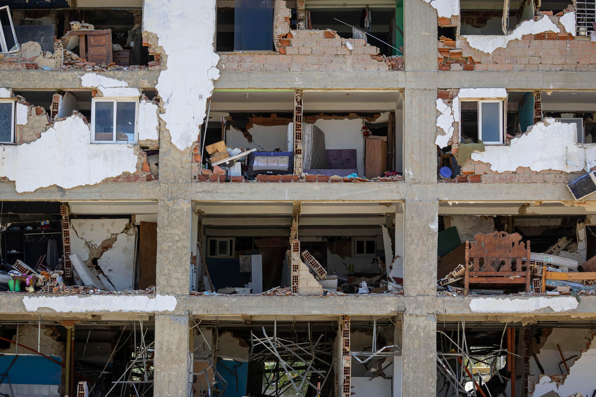 Un edificio afectado por los terremotos del 24 junio en Venezuela (EFE/ Miguel Gutiérrez)