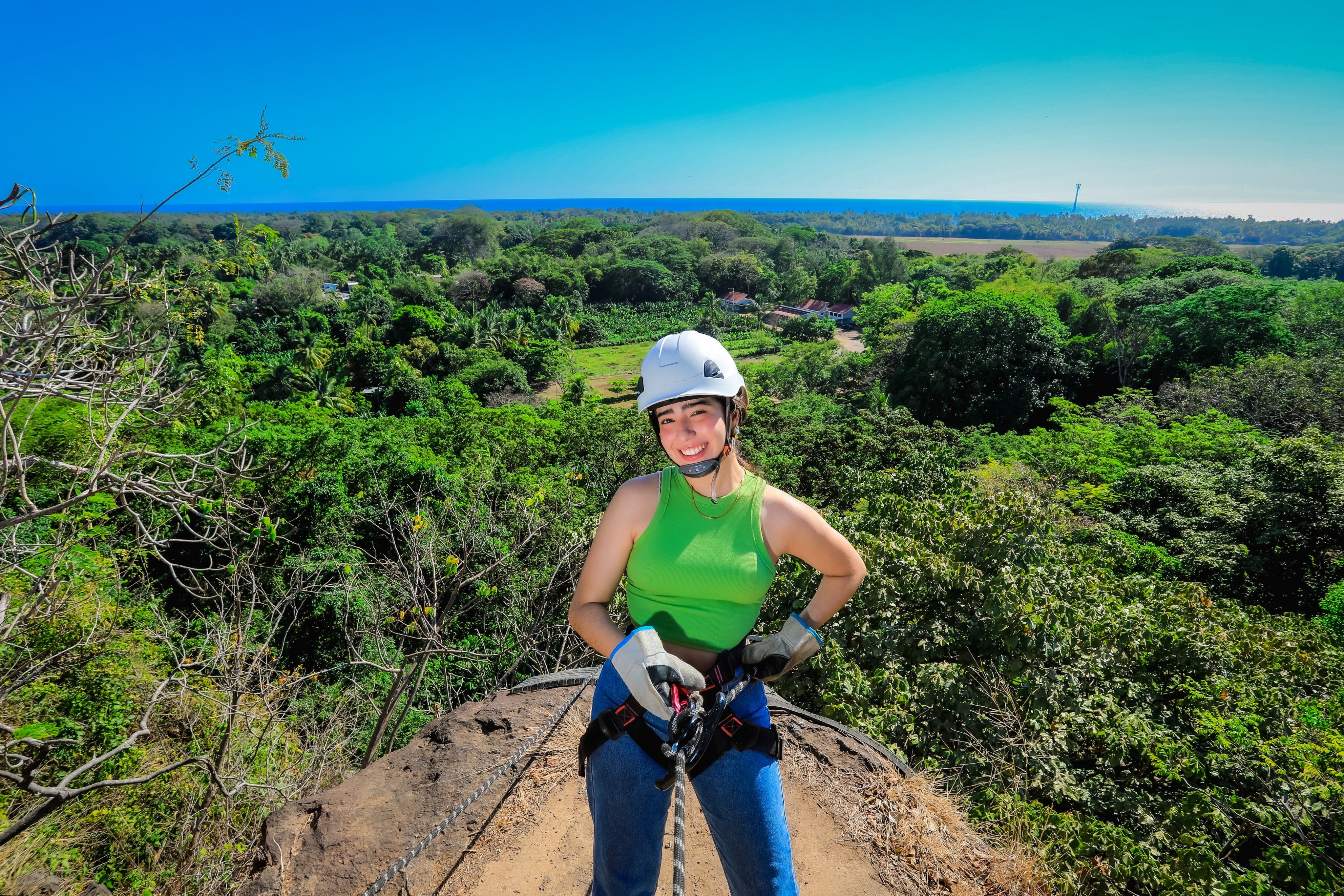 El parque abarca una extensión de más de 1,000 hectáreas de bosque seco tropical, caracterizado por la presencia de árboles centenarios, cañones, formaciones rocosas y una rica biodiversidad de flora y fauna. Entre las especies que habitan el área se encuentran venados, armadillos, zorros, iguanas y una variedad de aves residentes y migratorias. El parque cuenta con una tirolesa de más de 700 metros de longitud, puentes colgantes, un muro de escalada y rutas especializadas para actividades de turismo extremo./ (ISTU)