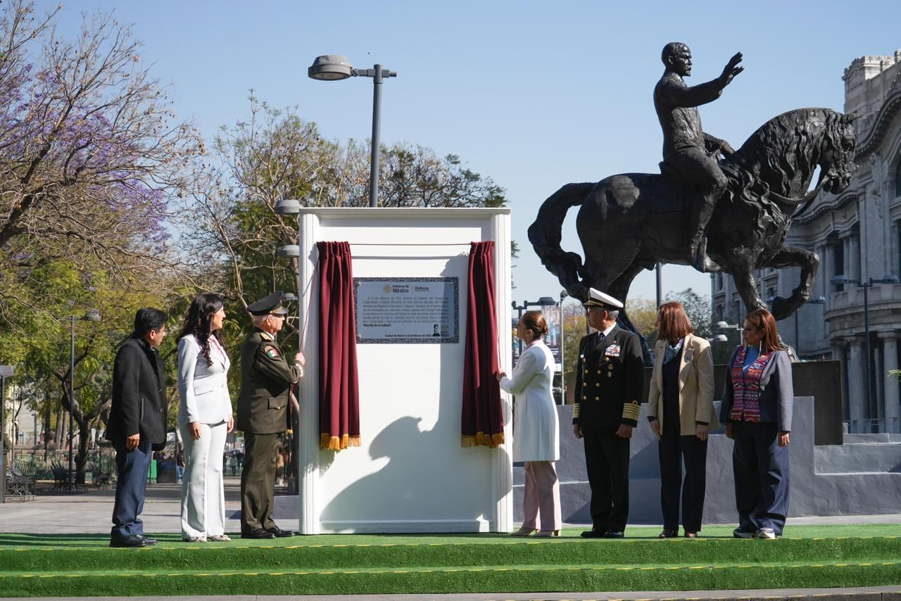 La develación de la placa conmemorativa a Gerardo Ríos Covarrubias resaltó el valor y la lealtad de los cadetes del Heroico Colegio Militar durante la Marcha de la Lealtad. Crédito: Presidencia.
