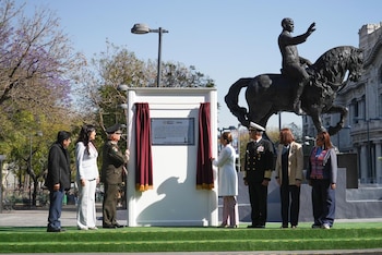 La develación de la placa