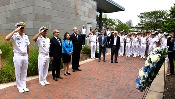 La tripulación rindió homenaje al