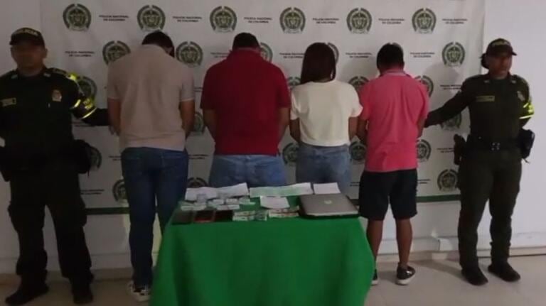 La Policía Nacional capturó a cuatro personas involucradas en una presunta red de compra de votos que operaba en la vía San Onofre-Cartagena, Bolívar, durante las elecciones - crédito Policía Tránsito