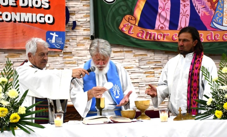 En el Santuario Nuestra Señora de Caacupé, La Matanza, monseñor Eduardo García, Padre Opeka y Padre Nicolás “Tano” Angelotti, de izq. a der. (Foto: El1)