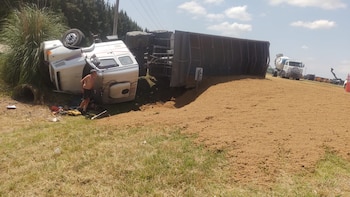 Un camión de carga volcó