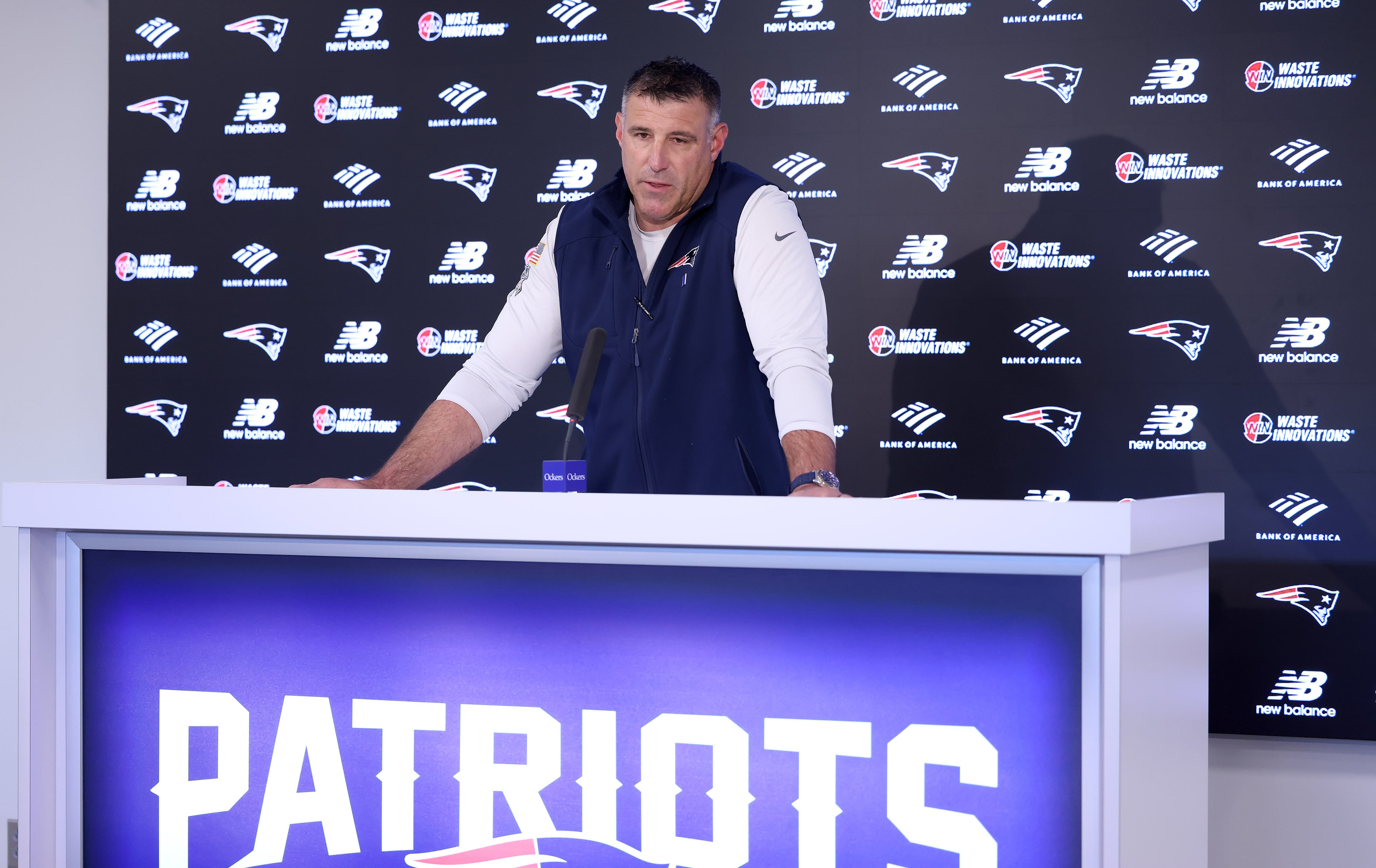 Mike Vrabel decidió priorizar a su familia y se ausentará en los New England Patriots (AP Foto/Mark Stockwell)