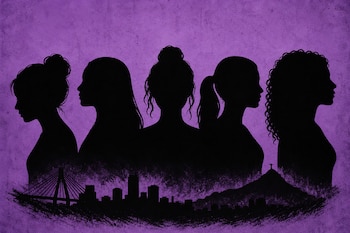 Siluetas en negro de cinco mujeres sobre el perfil de una ciudad con edificios y un puente, ante un fondo morado.