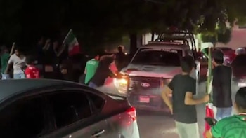 Policías de Apatzingán realizan disparos al aire para ahuyentar a aficionados de la Selección Mexicana