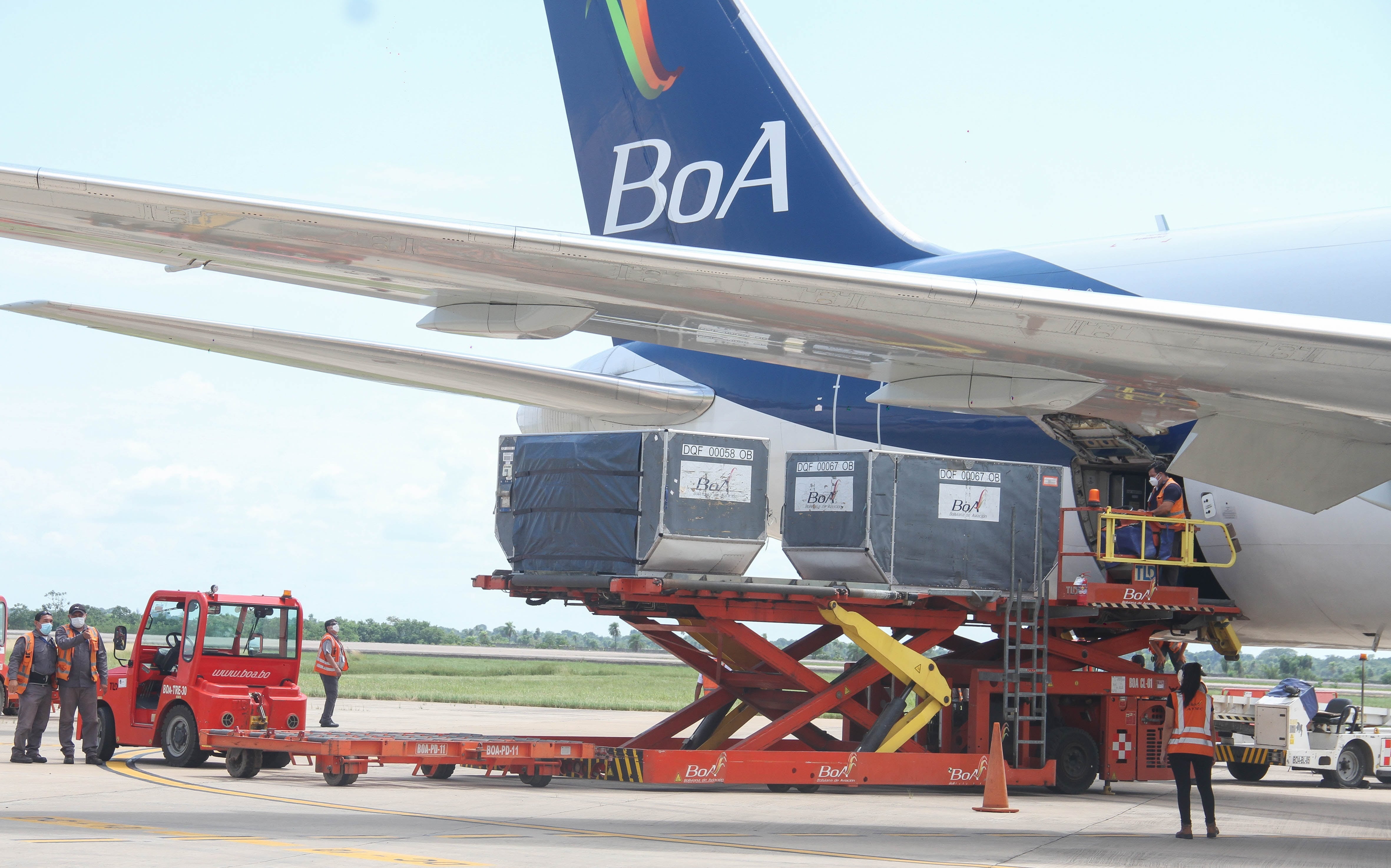 Un avión de la aerolínea estatal BoA, una de las empresas estatales deficitarias, en una fotografía de archivo. EFE/Juan Carlos Torrejon