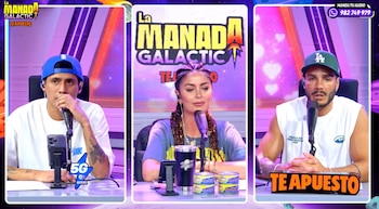 Tres personas, dos hombres y una mujer, sentadas frente a micrófonos en un estudio de podcast, con un logo de 'La Manada Galáctica' de fondo