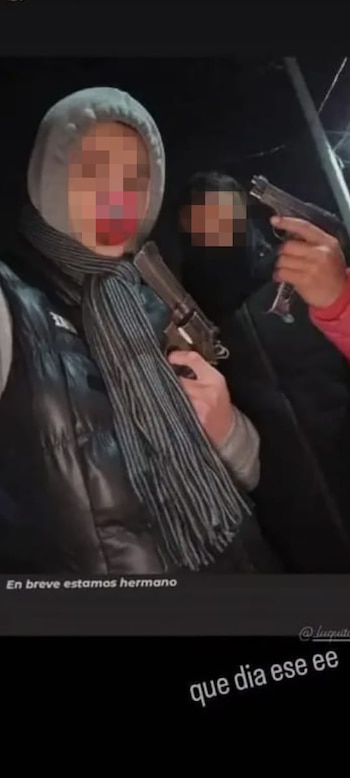 Dos personas, con rostros pixelados, sostienen pistolas y revólveres en una foto. Uno lleva capucha y bufanda; el otro está parcialmente visible. El fondo es oscuro