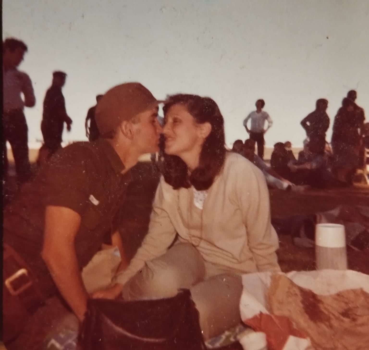Daniel Ontiveros y Rosana Fuertes en 1982, durante los días en que él hizo la instrucción y no pensaba que iba a ir a la isla.