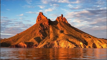 Bahía de San Carlos, la playa sonorense donde las montañas caen al mar y el turismo masivo aún no llegó