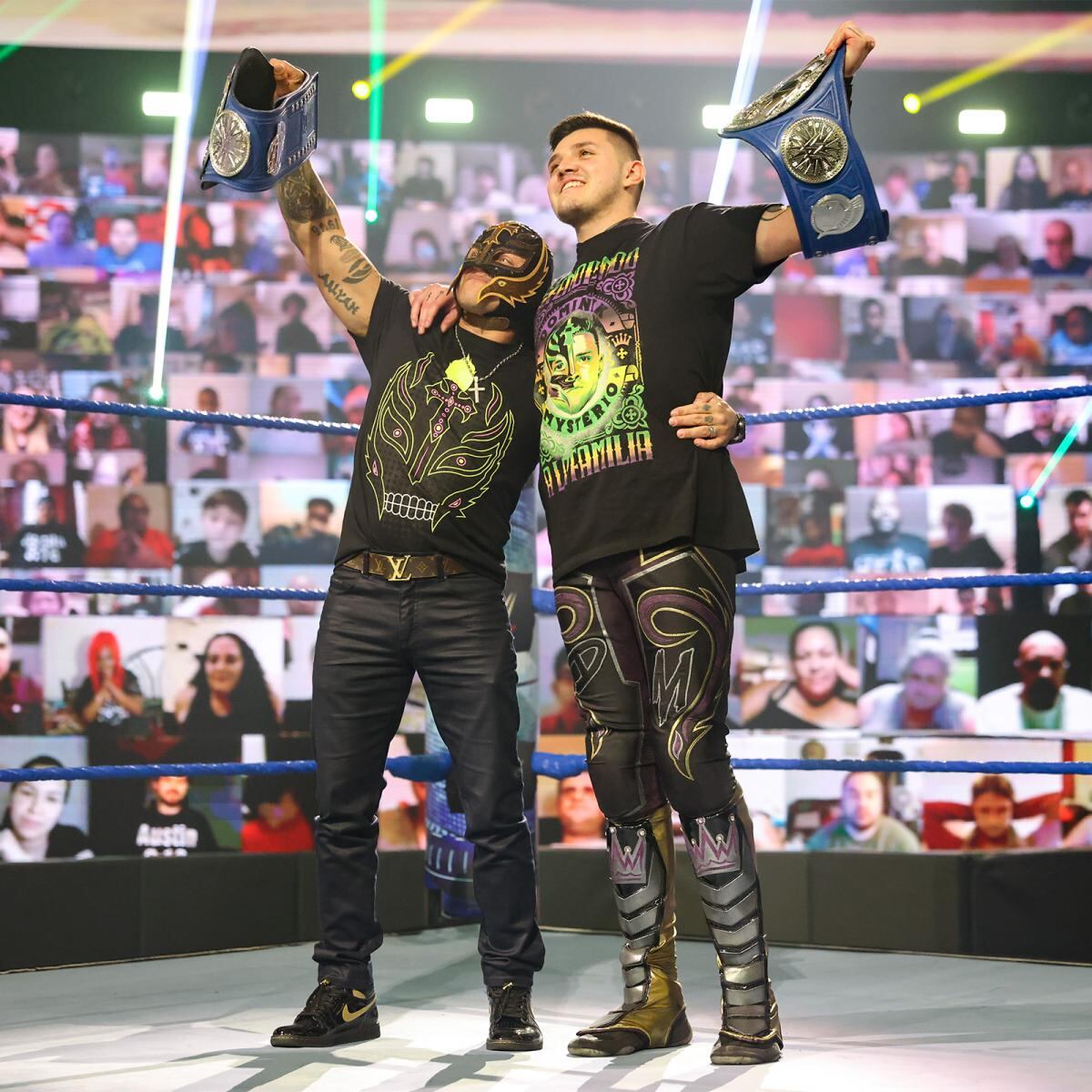 Rey y Dominik Mysterio en su etapa como Campeones de Parejas de SmackDown. (Foto: WWE)