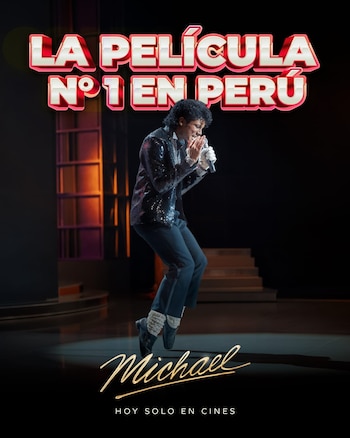 Póster promocional con un actor interpretando a Michael Jackson en escena, con chaqueta de lentejuelas y micrófono. Texto: 'LA PELÍCULA N°1 EN PERÚ' y 'Michael'