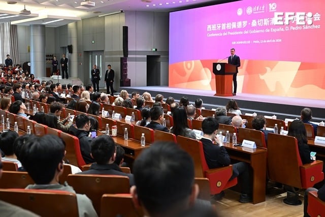 El presidente del Gobierno, Pedro Sánchez, durante una conferencia de prensa este lunes, en Pekín. (Moncloa)