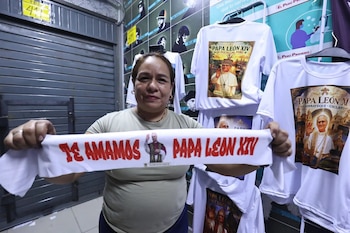 Victoria Quiñonez, confeccionista del polo del papa León XIV en el emporio de Gamarra muestra todos los modelos disponibles además de vinchas y banderolas. (Foto:ANDINA / Juan Carlos Guzmán Negrini)