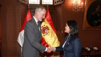 Felipe VI y Keiko Fujimori estrechan los "lazos de amistad" de España y Perú antes de la toma de posesión
