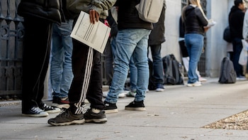 Las dificultades en ayuntamientos y consulados marcan el primer mes de la regularización de migrantes: “Se han tomado el real decreto como un menú a la carta”