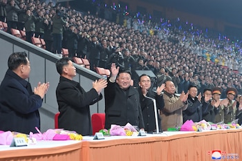 El líder norcoreano, Kim Jong Un, asiste a un evento durante las celebraciones de Año Nuevo en el Palacio de la Cultura del Pueblo en Pyongyang, Corea del Norte, en esta foto publicada el 1 de enero de 2023 por la Agencia Central de Noticias de Corea del Norte (KCNA).