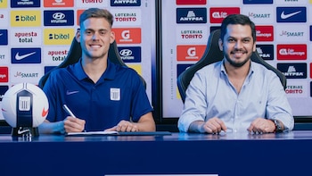 Federico Girotti firmando su contrato