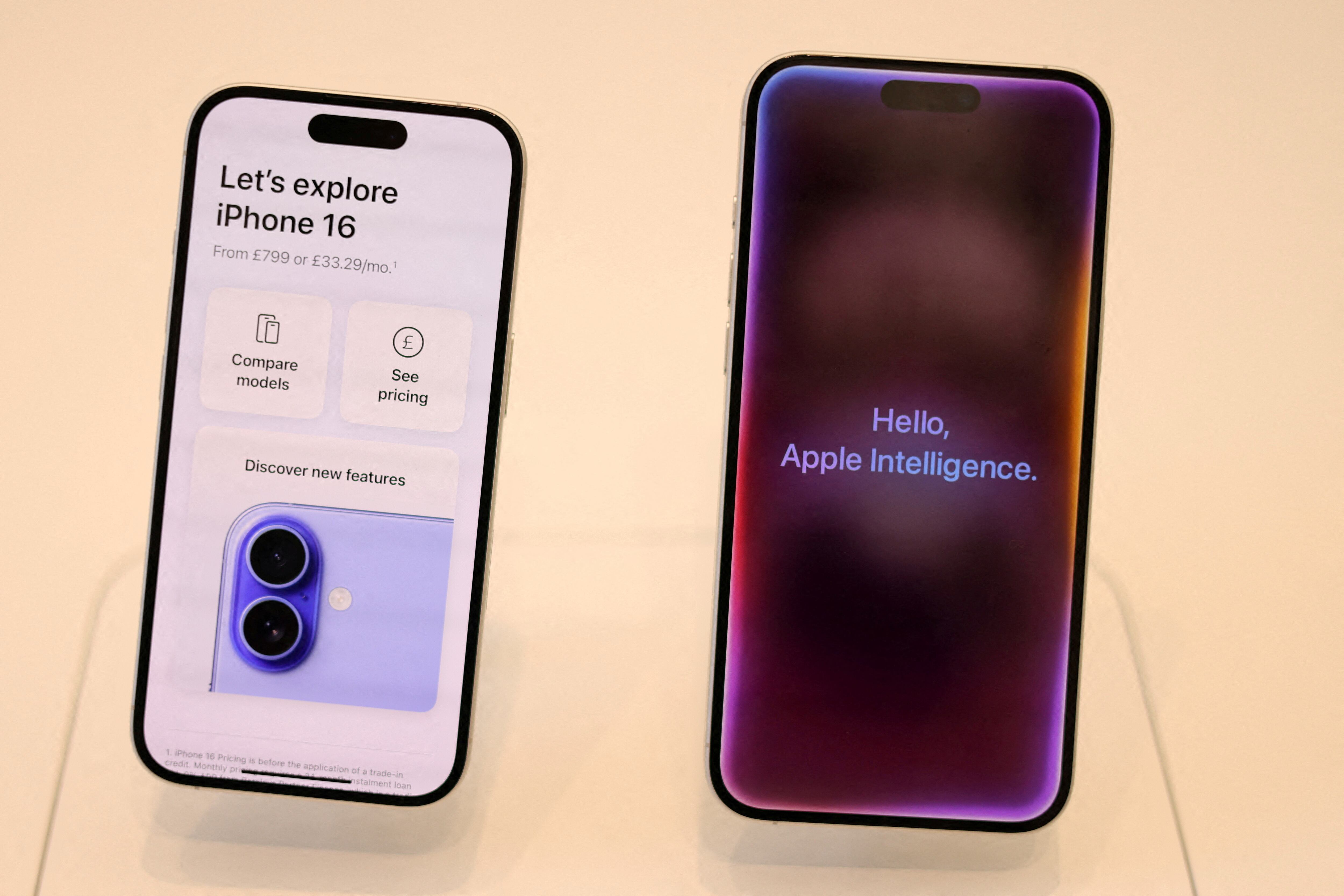 Apple también incluye funciones como la Carga optimizada, que se adapta a la rutina del usuario para cuidar la batería. REUTERS/Hollie Adams/File Photo