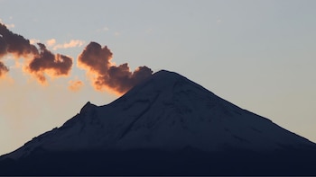 “El Hombre del Volcán” llega al cráter del Popocatépetl, graba estruendos y reza el Padre Nuestro