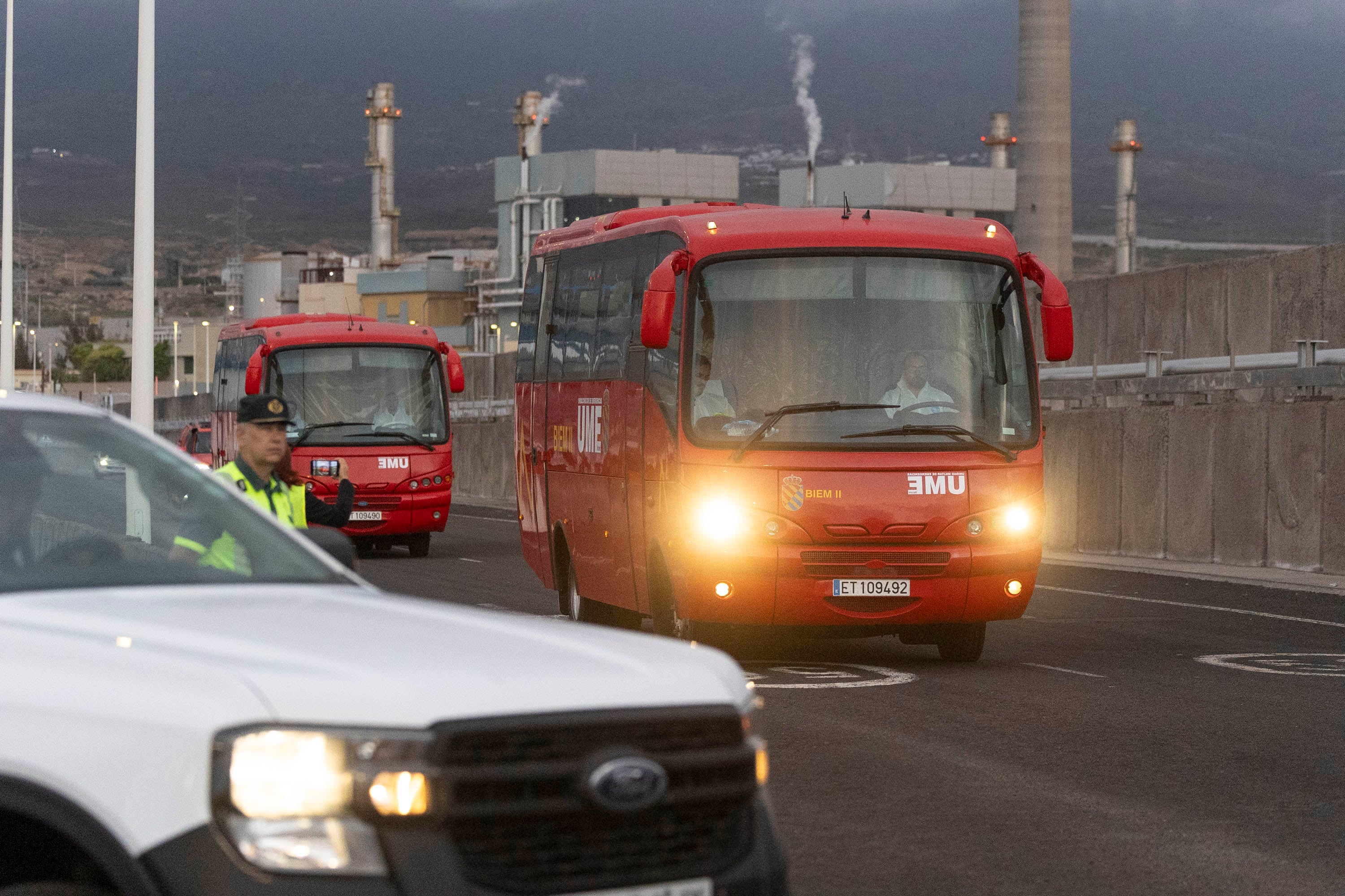 En la imagen, llegada de autobuses de la Unidad Militar de Emergencias al puerto. EFE/Miguel Barreto