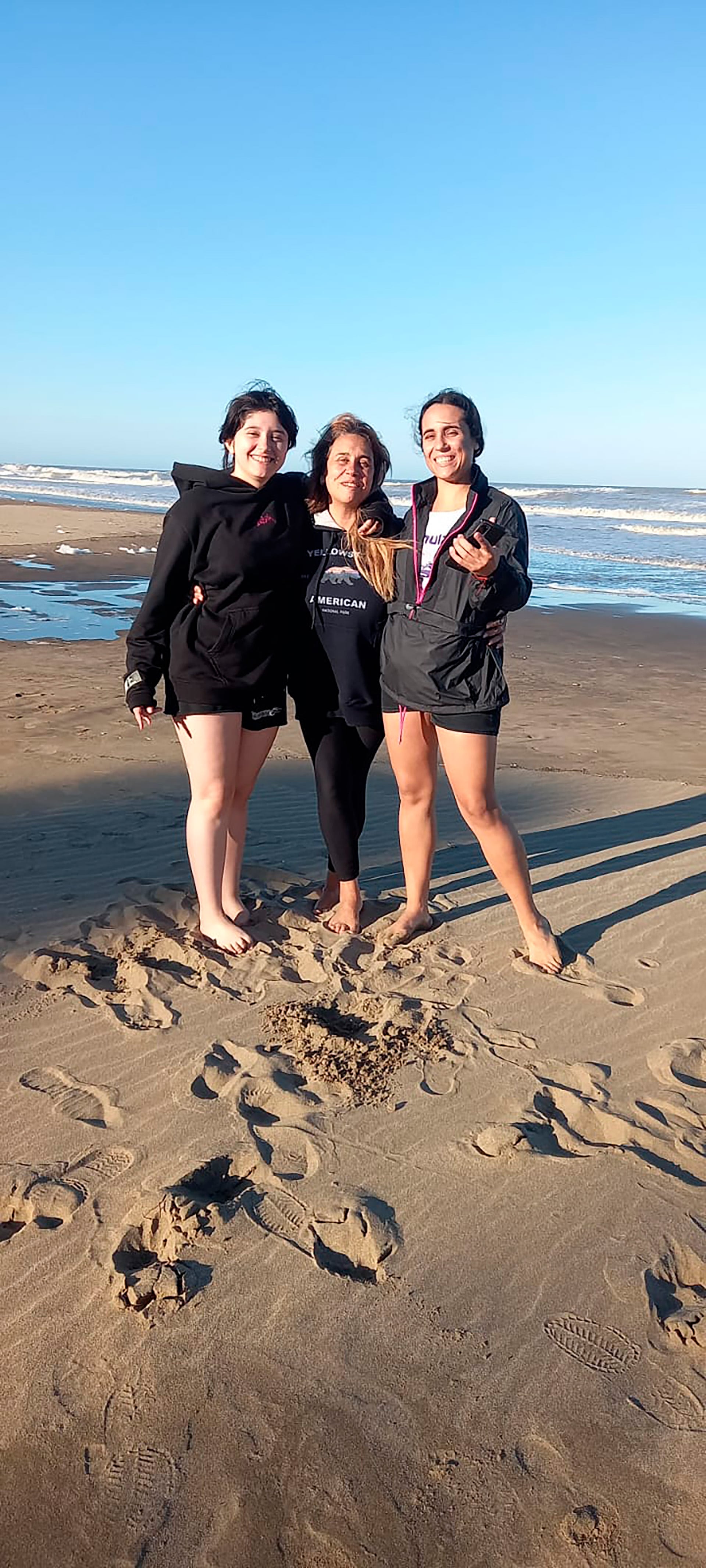Andrea en la playa con sus hijas, Valentina y Carla