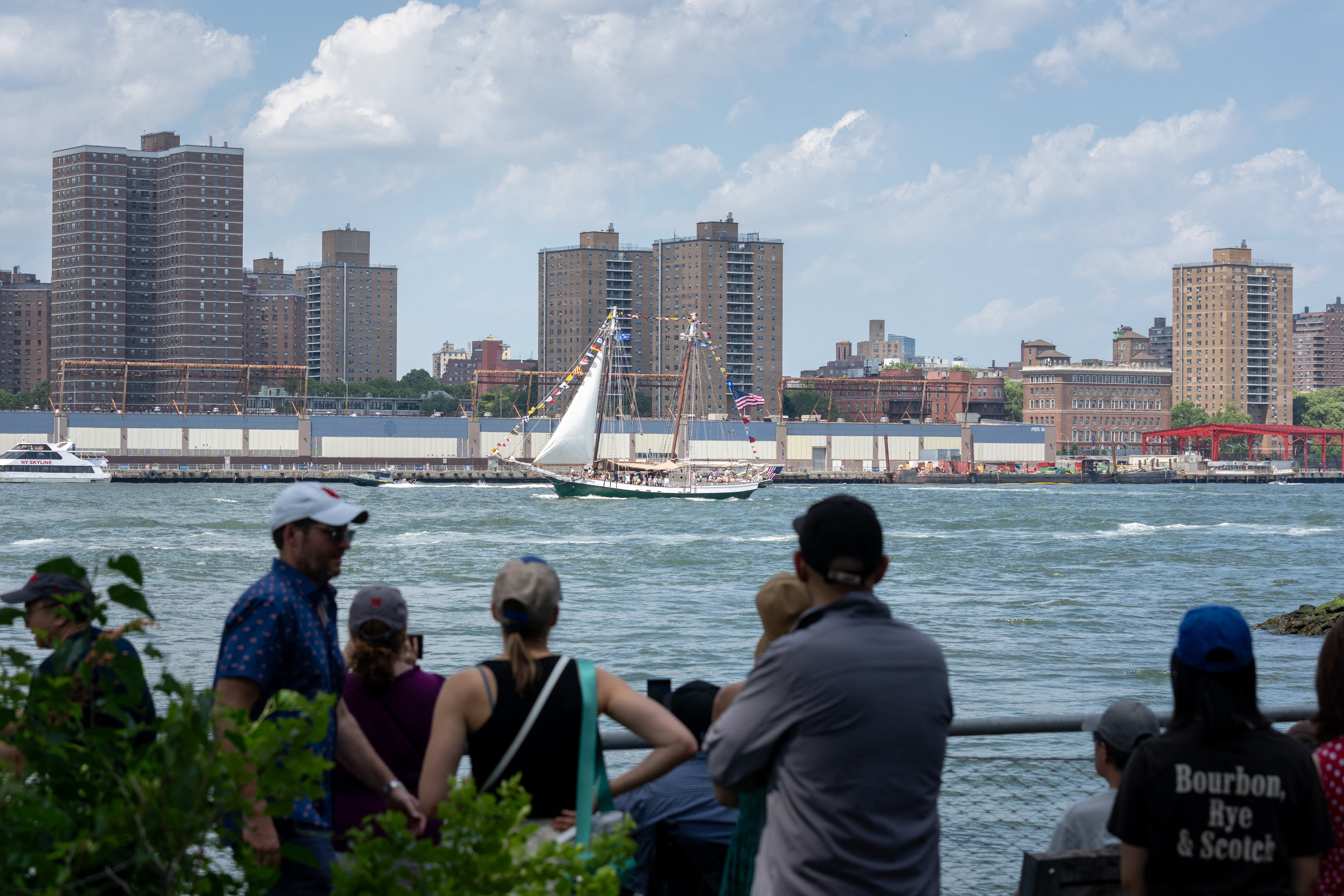 El desfile de barcos busca conmemorar la independencia de Estados Unidos y reforzar una identidad compartida con actividades abiertas a la comunidad (Photo by Jeremy Weine / GETTY IMAGES NORTH AMERICA / Getty Images via AFP)