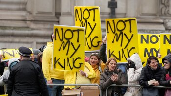 Los manifestantes sostienen pancartas con