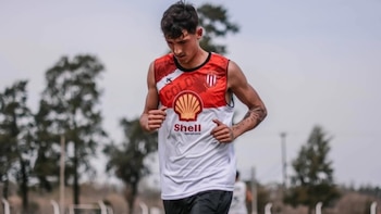Un futbolista de 22 años sufrió un ACV tras un partido y está internado en terapia intensiva