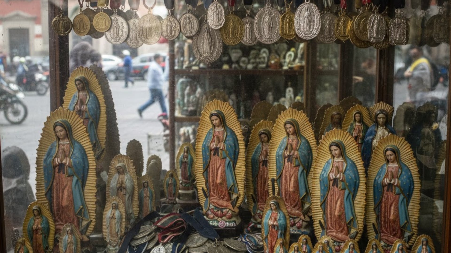 En la capital mexicana, el Pasaje Catedral, un famoso corredor comercial en el Centro Histórico, es un punto de encuentro clave para quienes buscan objetos e imágenes de la Virgen (Gemini)