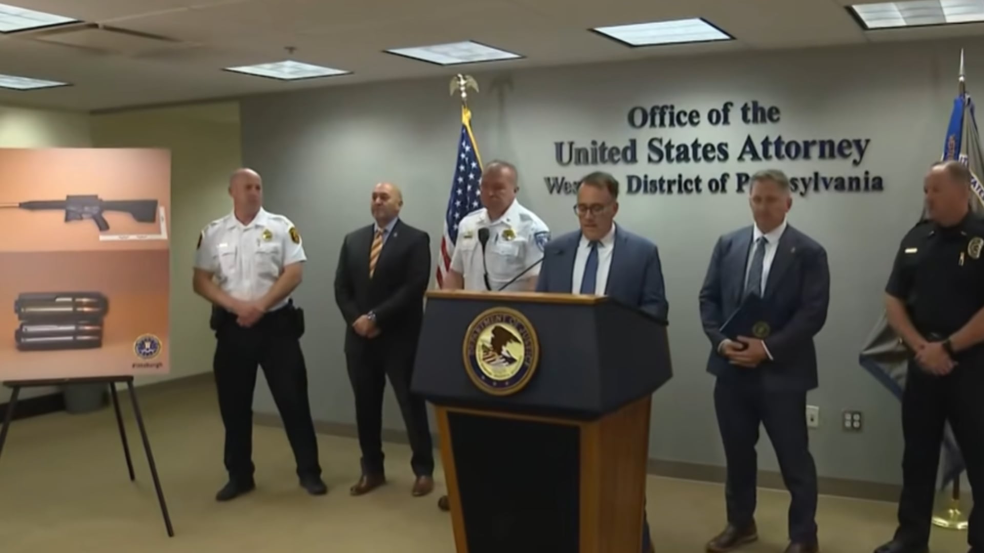Autoridades federales informan en rueda de prensa sobre la acusación contra un joven de Pensilvania por conspirar para ayudar al grupo ISIS en un ataque terrorista (CBS News Pittsburgh)