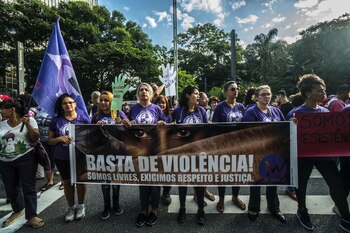 Mujeres en Sao Paulo Brasil, protestan contra la violencia de género