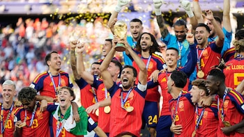 La celebración del Mundial en España, en directo | La Selección comienza su recorrido por Madrid para darse un baño de masas: de la Zarzuela a Cibeles pasando por La Moncloa