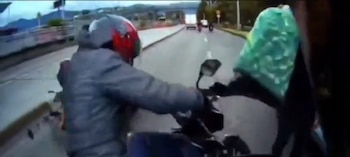 Dos motociclistas salieron despedidos tras accidente cerca de una estación en Bogotá - crédito @periodispublico/X