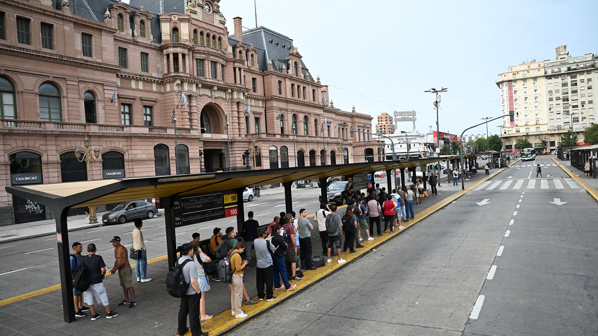 Pasajeros esperan en una parada de colectivos de Constitución durante el último paro general convocado por la CGT (Foto Maximiliano Luna)