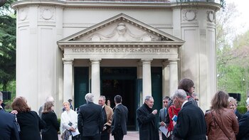 El cementerio protestante fue finalmente instalado en 1892 en la Chacarita y luego desdoblado, desde 1915, en los actuales Cementerio Alemán y Cementerio Británico
