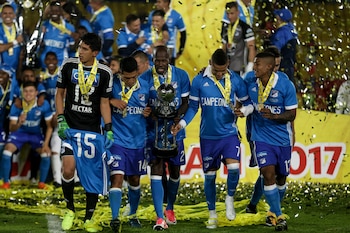 El momento cuando el azul levanta su estrella 15 al ganarle a Santa Fe en la Liga Águila 2017-II-crédito Luisa González/Colprensa